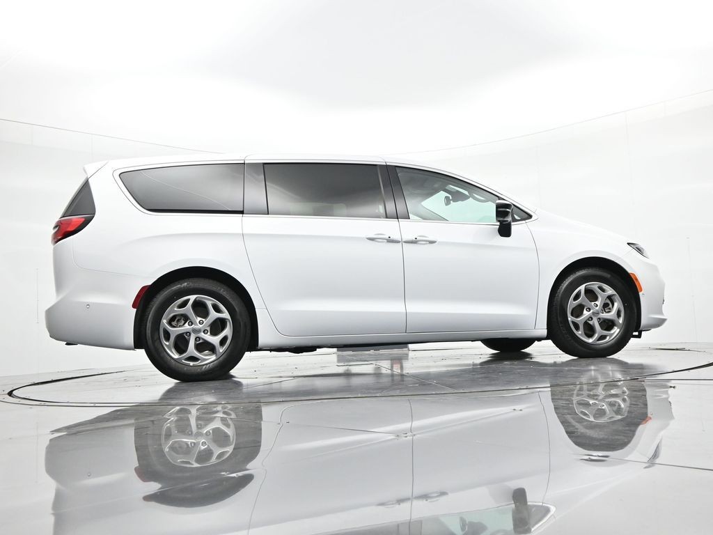 Chrysler Pacifica Vehicle Full-screen Gallery Image 25