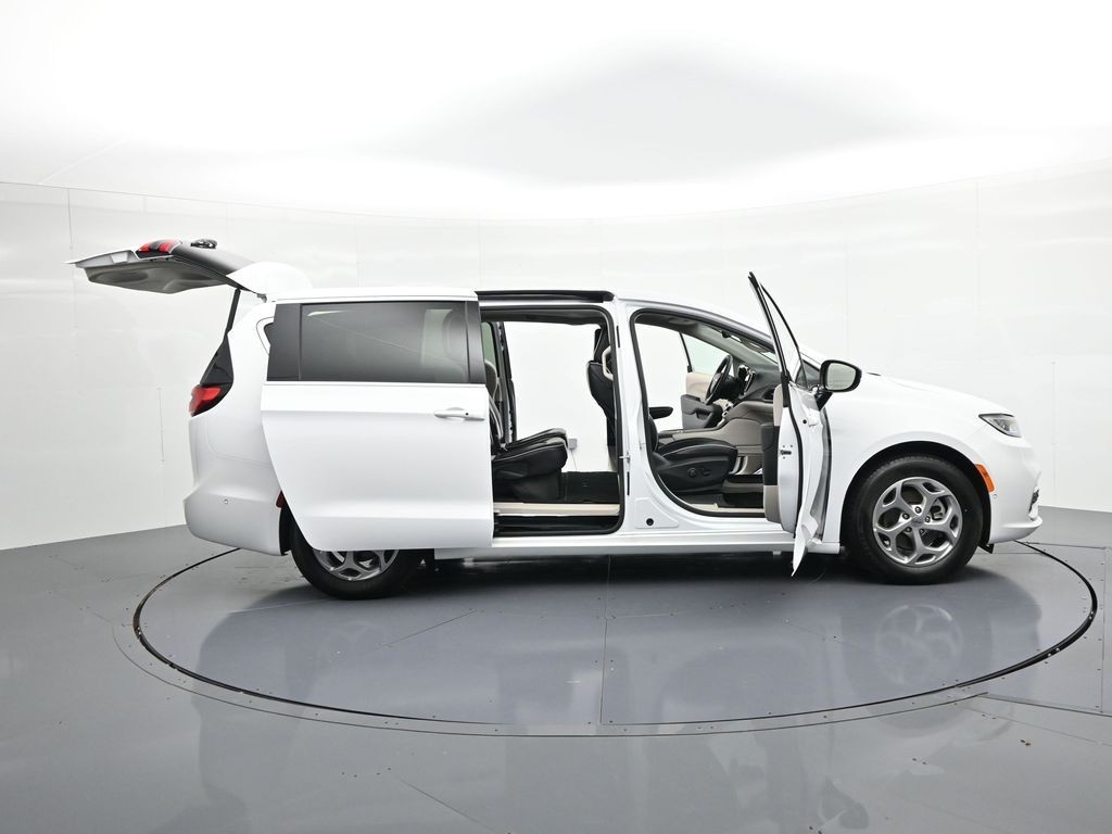 Chrysler Pacifica Vehicle Full-screen Gallery Image 26