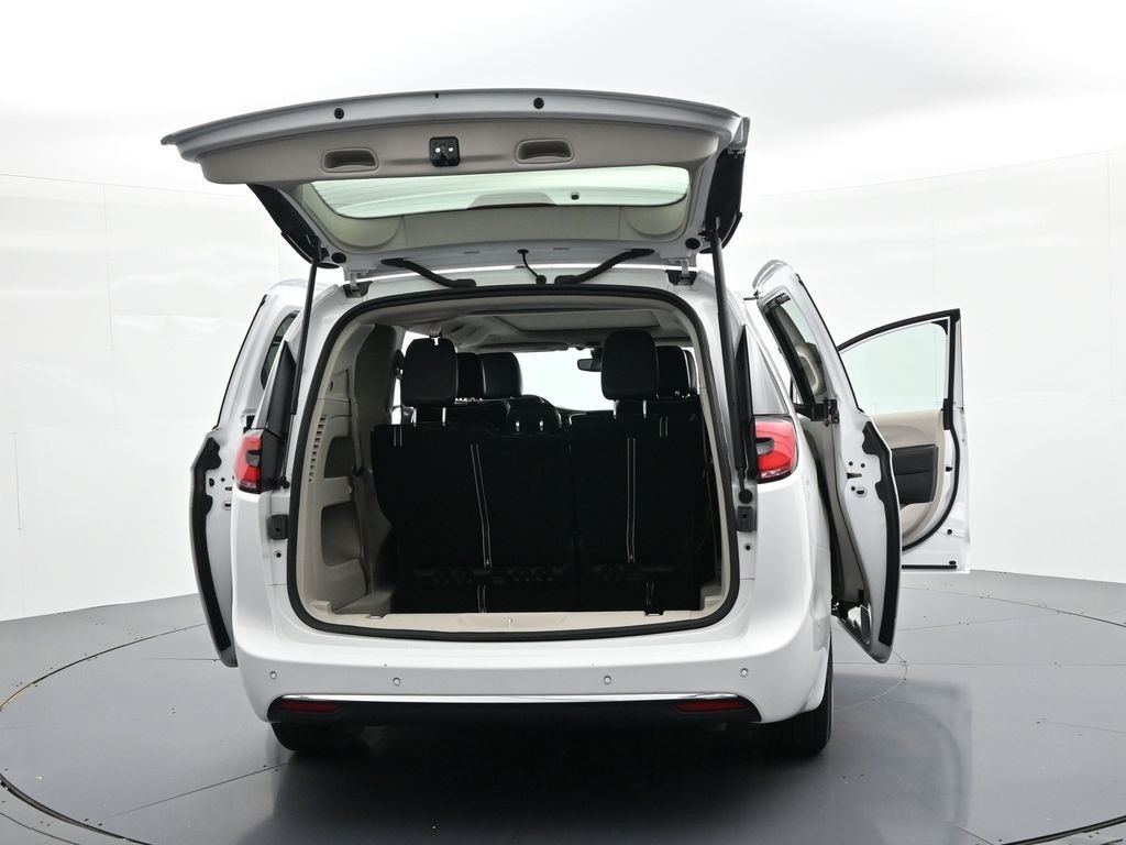 Chrysler Pacifica Vehicle Full-screen Gallery Image 29