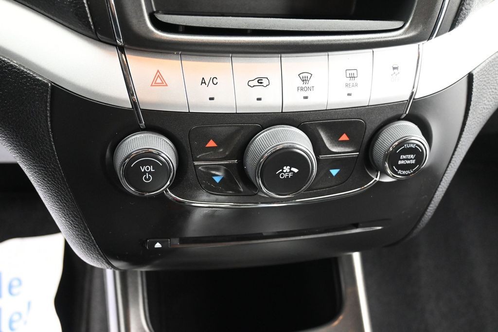 Dodge Journey Vehicle Full-screen Gallery Image 11