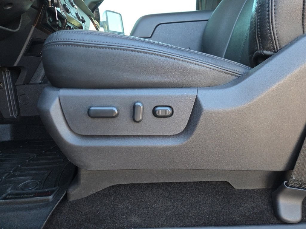 Ford Super Duty F-350 SRW Vehicle Full-screen Gallery Image 3