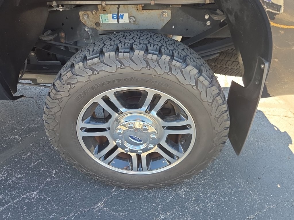 Ford Super Duty F-350 SRW Vehicle Full-screen Gallery Image 4