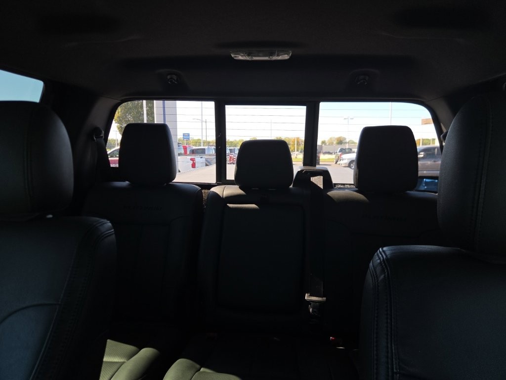 Ford Super Duty F-350 SRW Vehicle Full-screen Gallery Image 16