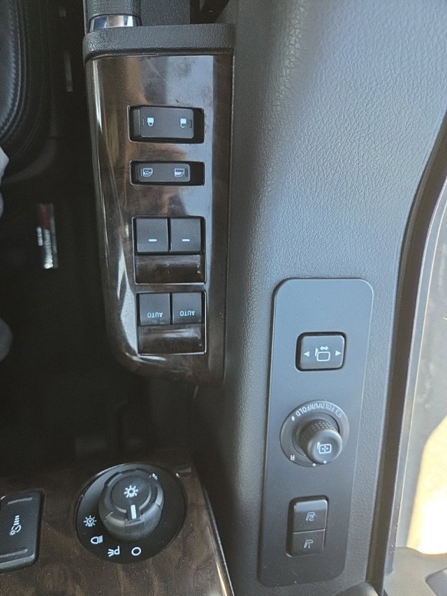 Ford Super Duty F-350 SRW Vehicle Full-screen Gallery Image 10