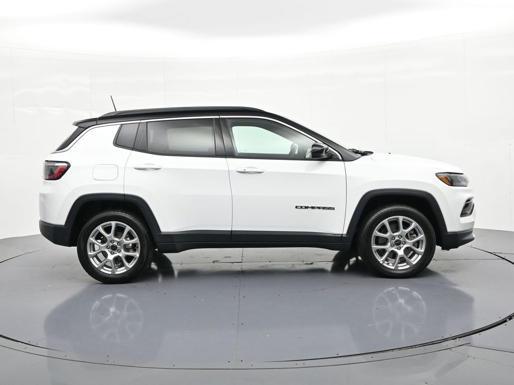 Jeep Compass Vehicle Full-screen Gallery Image 4