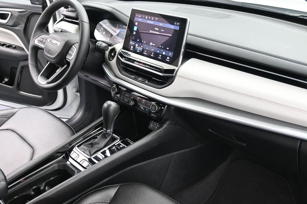 Jeep Compass Vehicle Full-screen Gallery Image 9