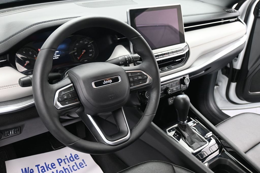 Jeep Compass Vehicle Full-screen Gallery Image 16
