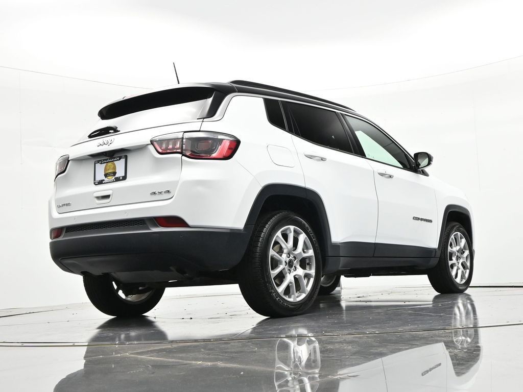Jeep Compass Vehicle Full-screen Gallery Image 23