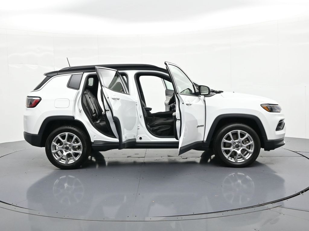 Jeep Compass Vehicle Full-screen Gallery Image 25