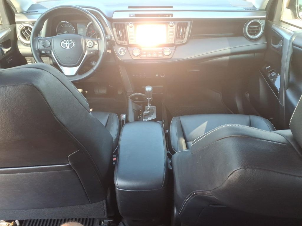 Toyota RAV4 Vehicle Full-screen Gallery Image 3