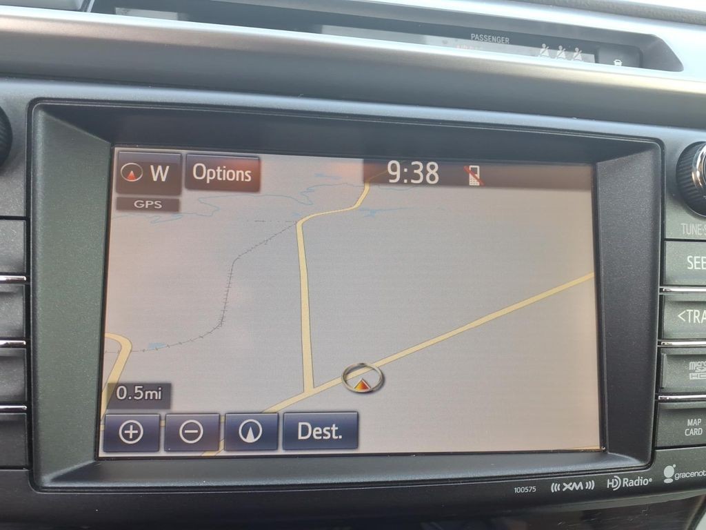 Toyota RAV4 Vehicle Full-screen Gallery Image 7
