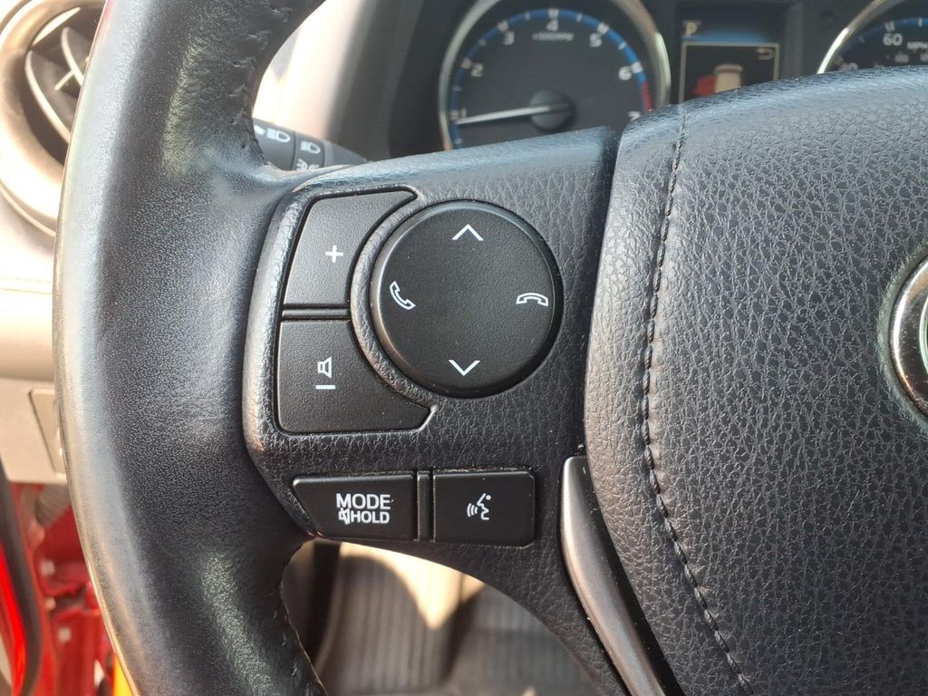 Toyota RAV4 Vehicle Full-screen Gallery Image 10