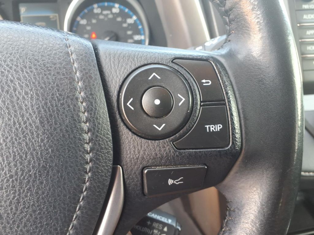 Toyota RAV4 Vehicle Full-screen Gallery Image 11