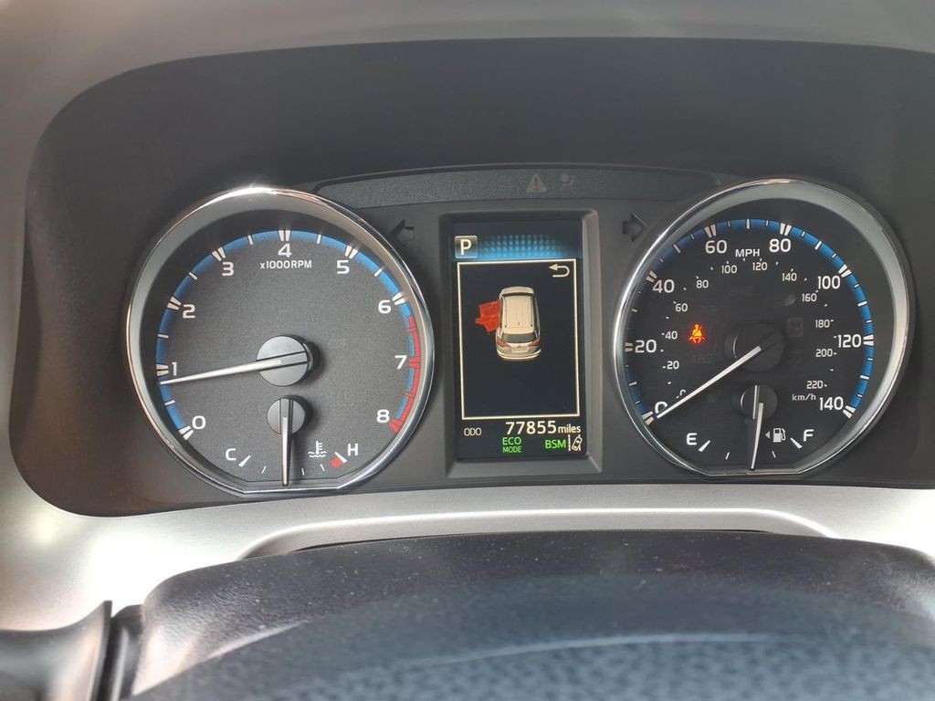 Toyota RAV4 Vehicle Full-screen Gallery Image 12