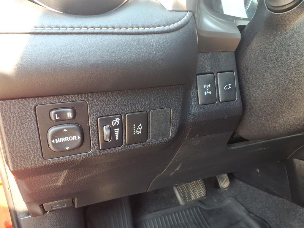 Toyota RAV4 Vehicle Full-screen Gallery Image 13