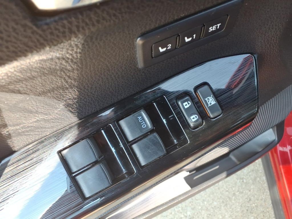 Toyota RAV4 Vehicle Full-screen Gallery Image 15