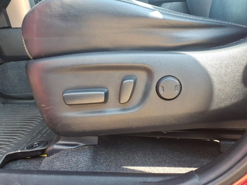 Toyota RAV4 Vehicle Full-screen Gallery Image 16