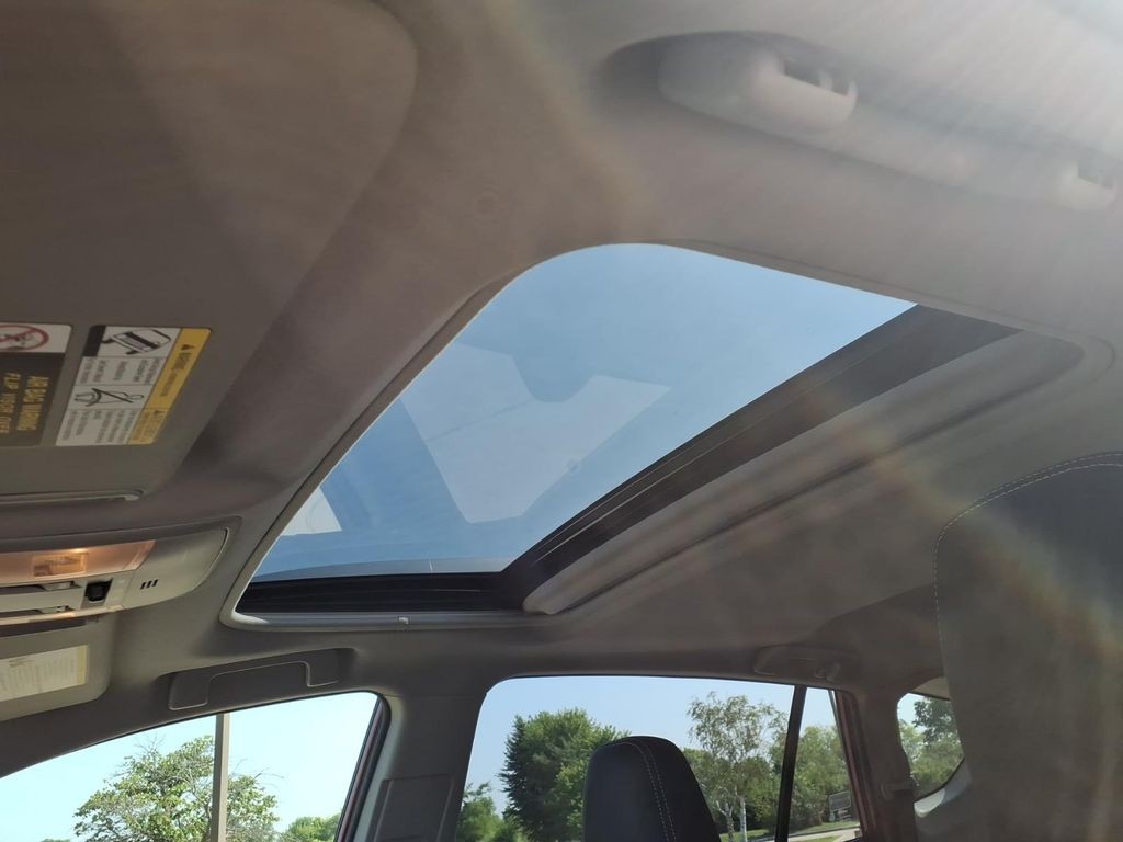 Toyota RAV4 Vehicle Full-screen Gallery Image 18