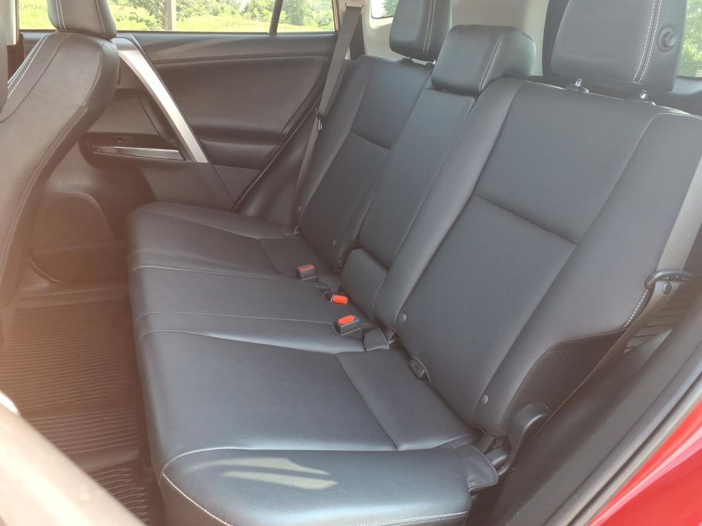 Toyota RAV4 Vehicle Full-screen Gallery Image 19