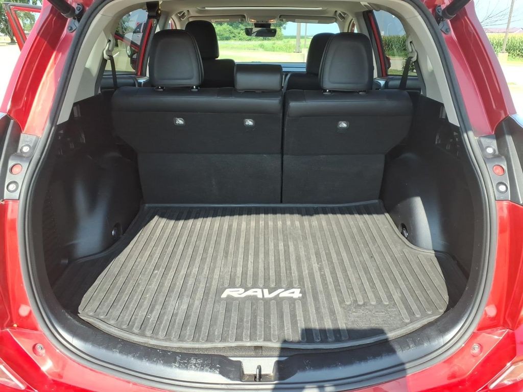 Toyota RAV4 Vehicle Full-screen Gallery Image 21