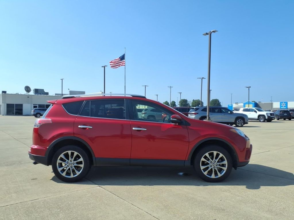Toyota RAV4 Vehicle Full-screen Gallery Image 25