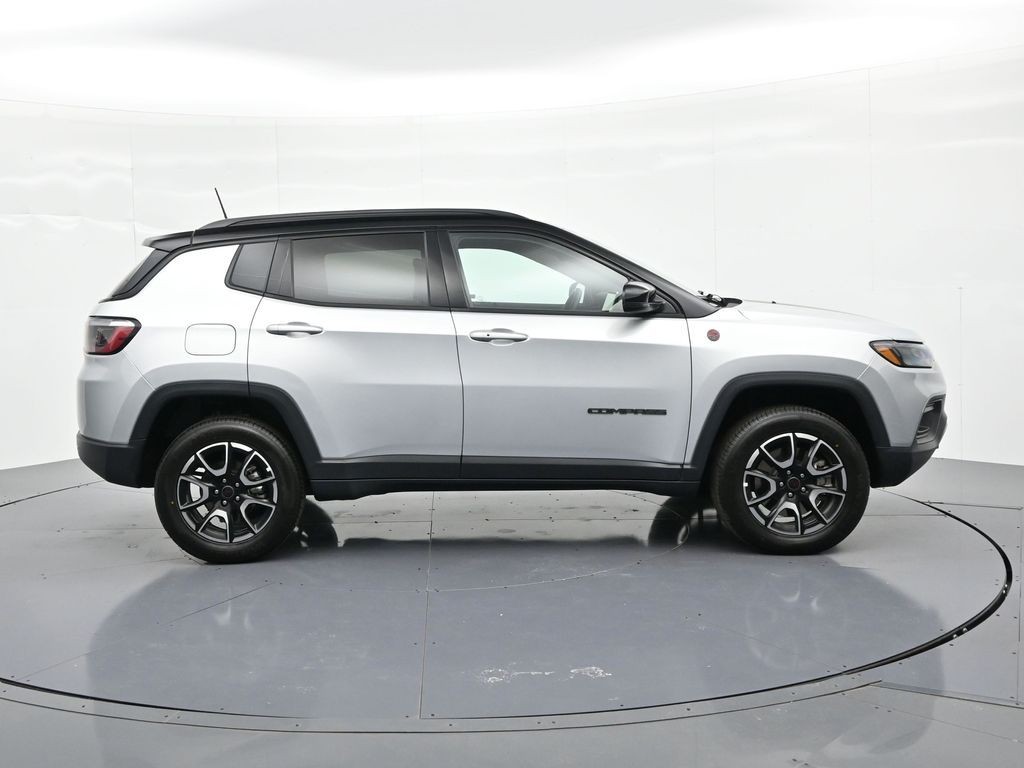 Jeep Compass Vehicle Full-screen Gallery Image 4