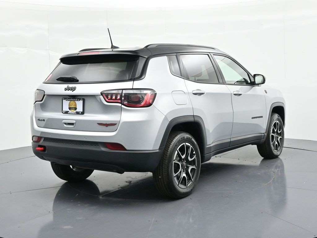 Jeep Compass Vehicle Full-screen Gallery Image 5