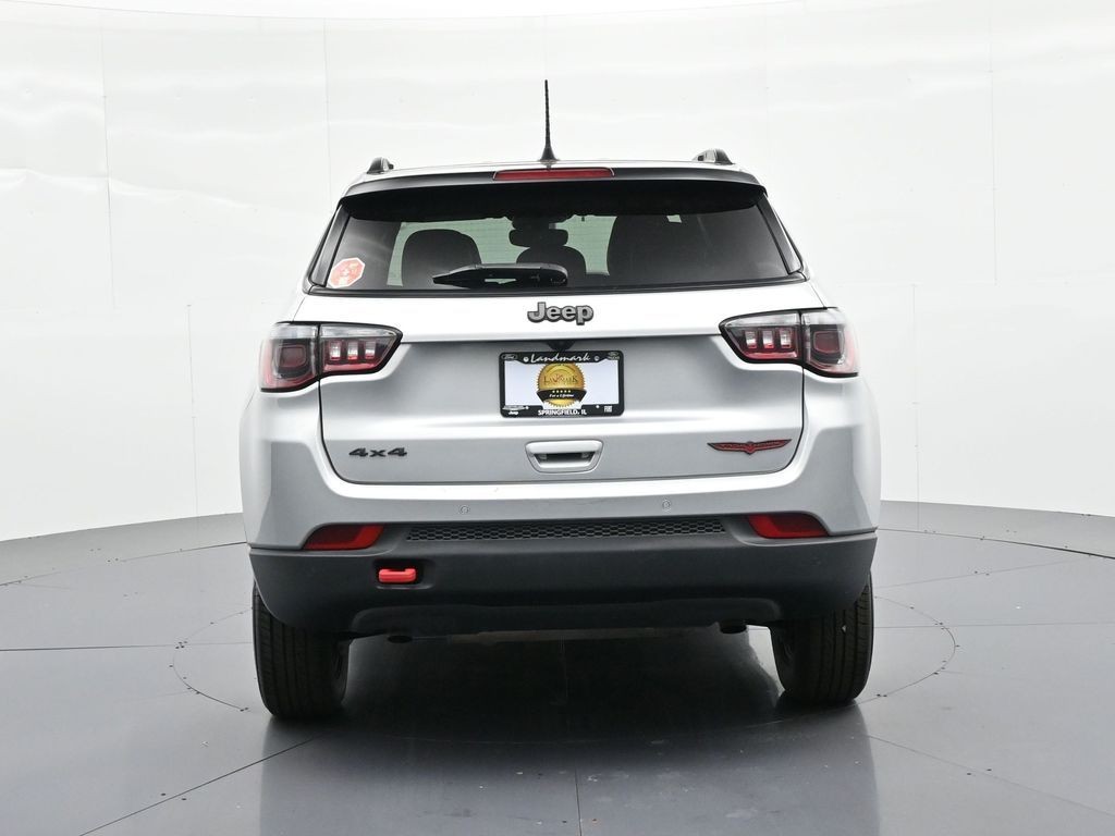 Jeep Compass Vehicle Full-screen Gallery Image 6