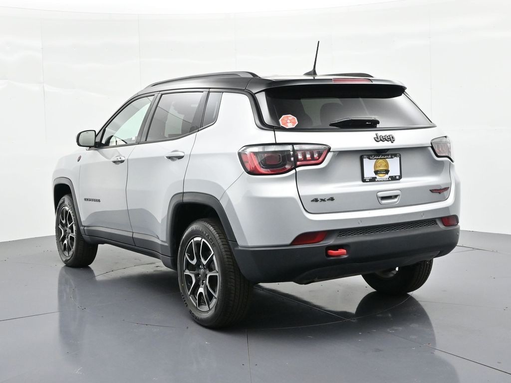 Jeep Compass Vehicle Full-screen Gallery Image 7