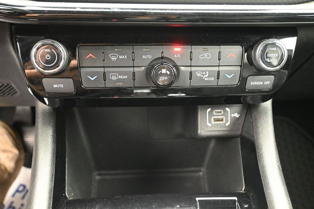 Jeep Compass Vehicle Full-screen Gallery Image 12
