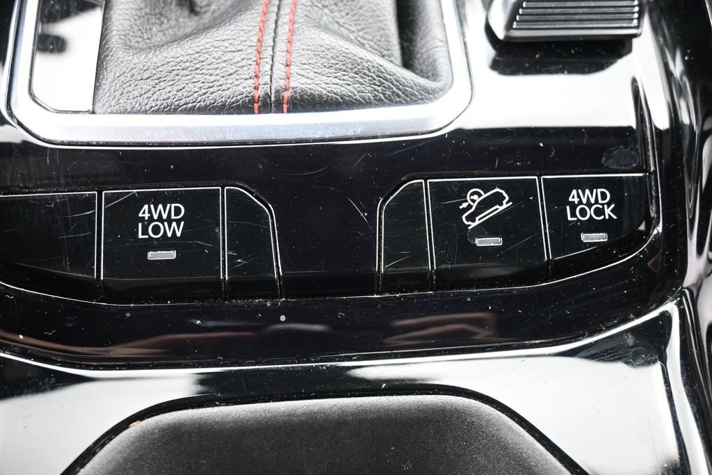 Jeep Compass Vehicle Full-screen Gallery Image 13