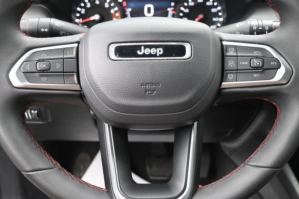 Jeep Compass Vehicle Full-screen Gallery Image 16