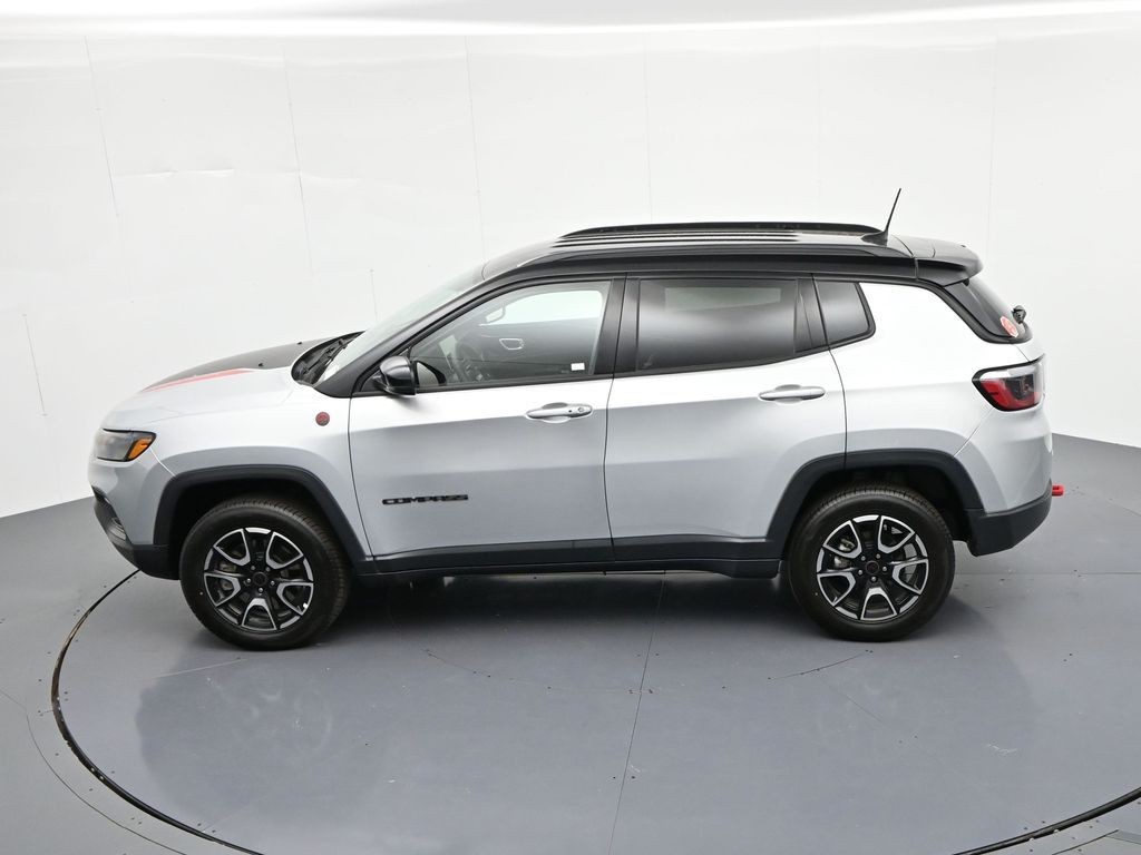 Jeep Compass Vehicle Full-screen Gallery Image 24