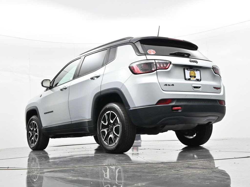 Jeep Compass Vehicle Full-screen Gallery Image 25