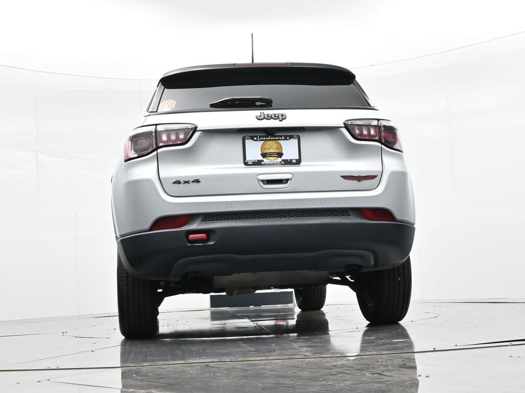 Jeep Compass Vehicle Full-screen Gallery Image 26