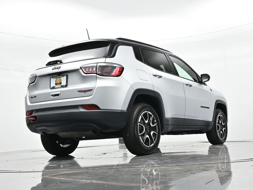 Jeep Compass Vehicle Full-screen Gallery Image 27