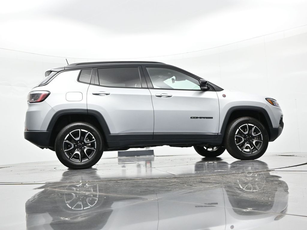 Jeep Compass Vehicle Full-screen Gallery Image 28