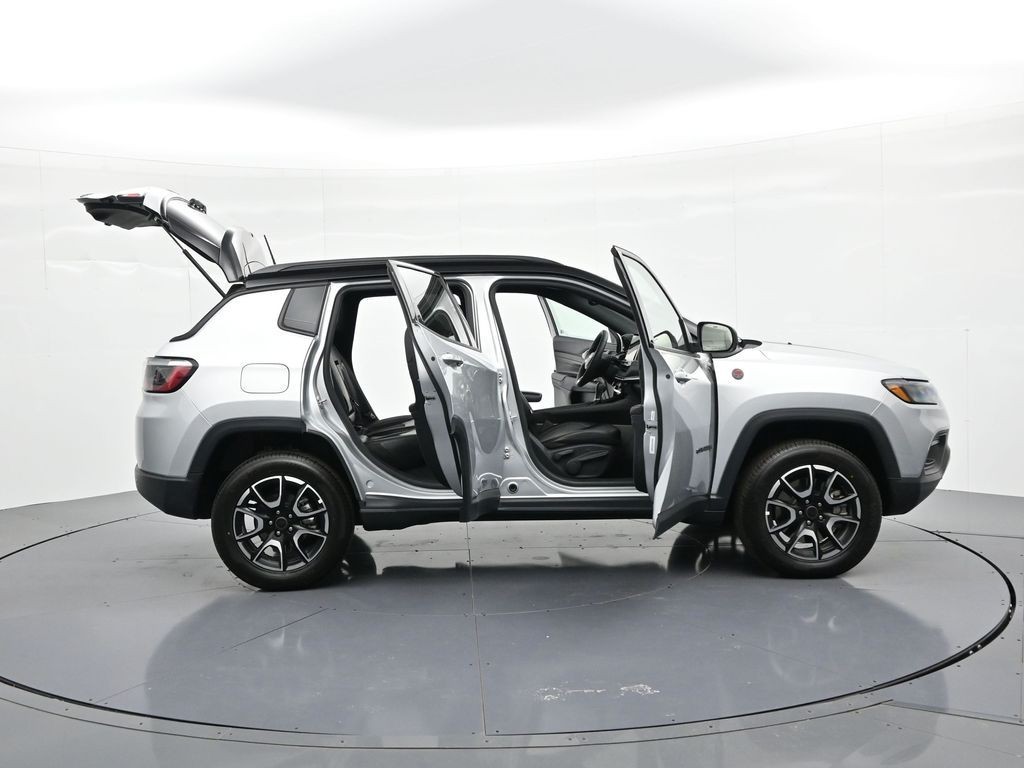 Jeep Compass Vehicle Full-screen Gallery Image 29