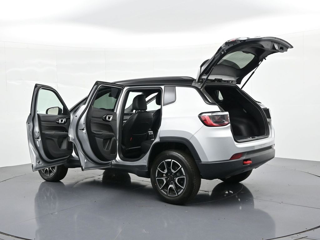 Jeep Compass Vehicle Full-screen Gallery Image 30