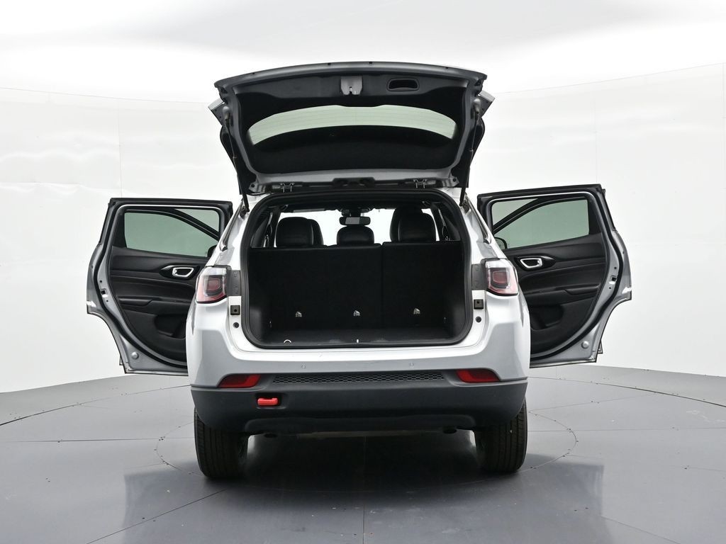 Jeep Compass Vehicle Full-screen Gallery Image 32