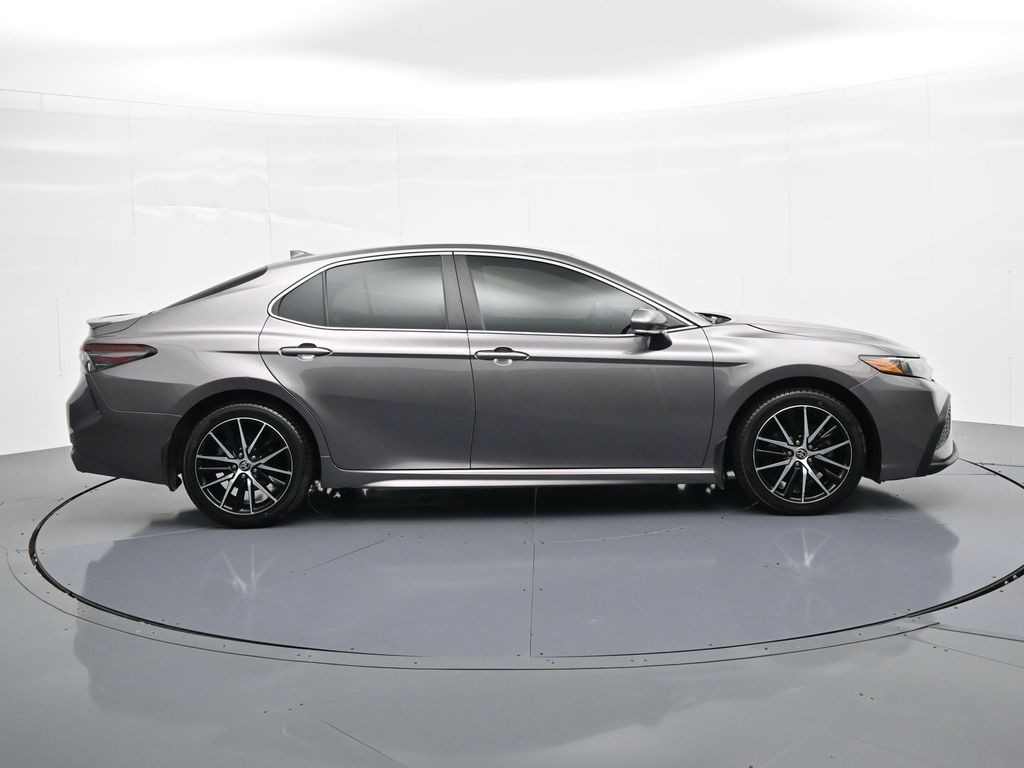 Toyota Camry Vehicle Full-screen Gallery Image 4