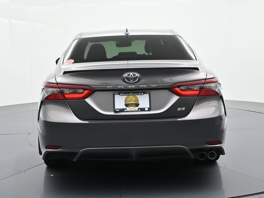 Toyota Camry Vehicle Full-screen Gallery Image 6