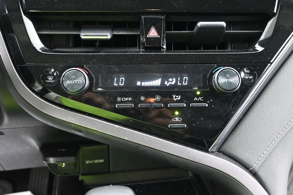 Toyota Camry Vehicle Full-screen Gallery Image 9