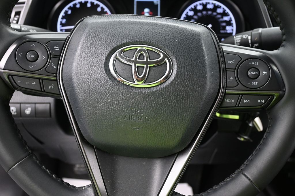 Toyota Camry Vehicle Full-screen Gallery Image 10
