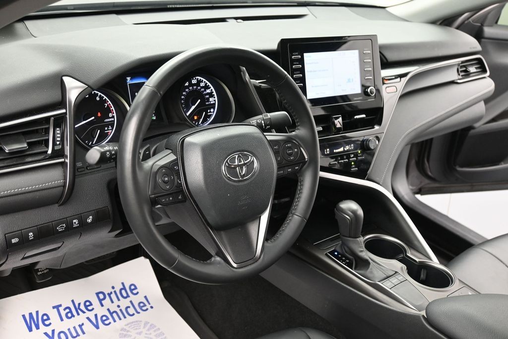 Toyota Camry Vehicle Full-screen Gallery Image 13