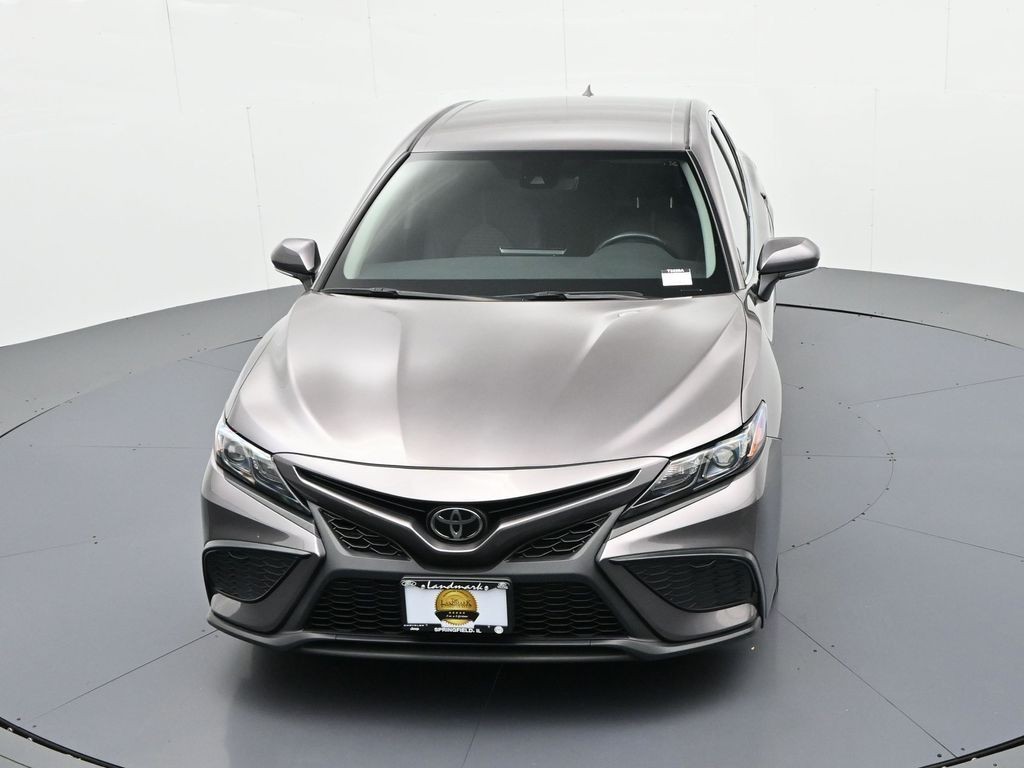 Toyota Camry Vehicle Full-screen Gallery Image 15