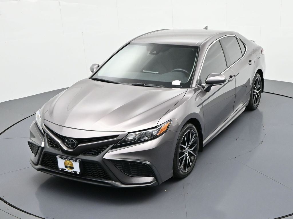 Toyota Camry Vehicle Full-screen Gallery Image 16