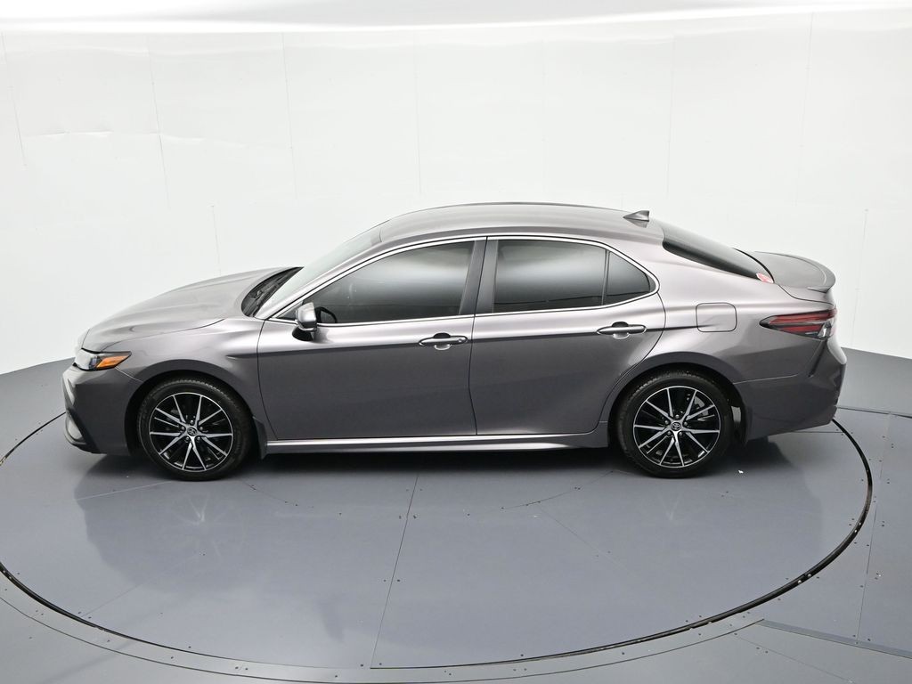 Toyota Camry Vehicle Full-screen Gallery Image 17
