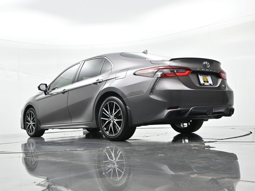 Toyota Camry Vehicle Full-screen Gallery Image 18