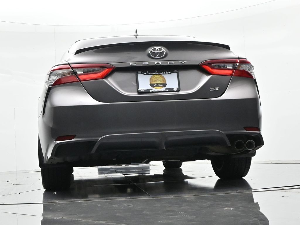 Toyota Camry Vehicle Full-screen Gallery Image 19
